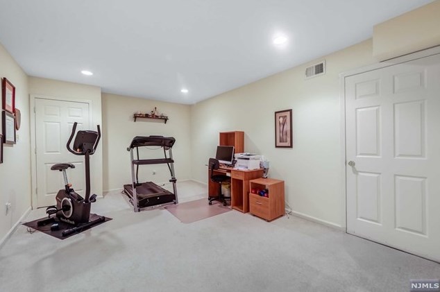 20 Pne Lk Ter, Westwood NJ 07675-6482 exterior