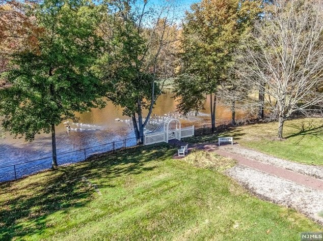 20 Pne Lk Ter, Westwood NJ 07675-6482 exterior