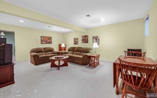 20 Pne Lk Ter, Westwood NJ 07675-6482 exterior