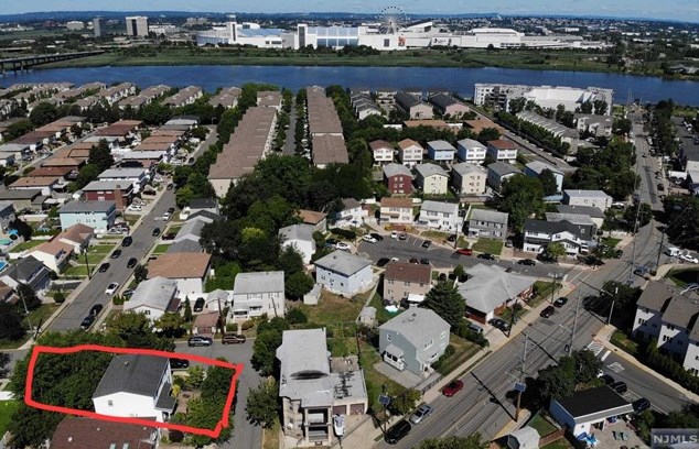 980 Schopmann Dr, Secaucus NJ  07094-4052 exterior