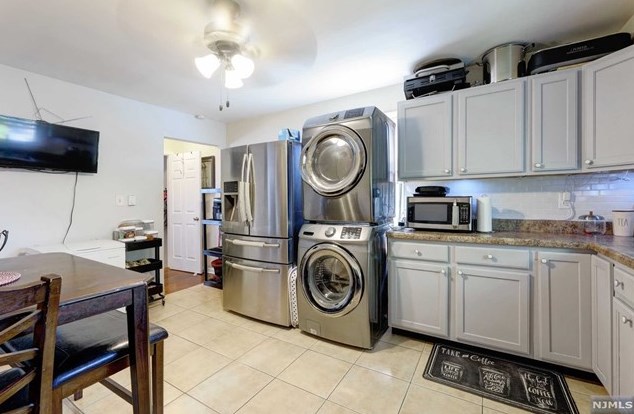 980 Schopmann Dr, Secaucus NJ  07094-4052 exterior