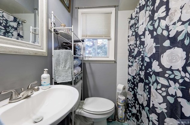 980 Schopmann Dr, Secaucus NJ  07094-4052 exterior