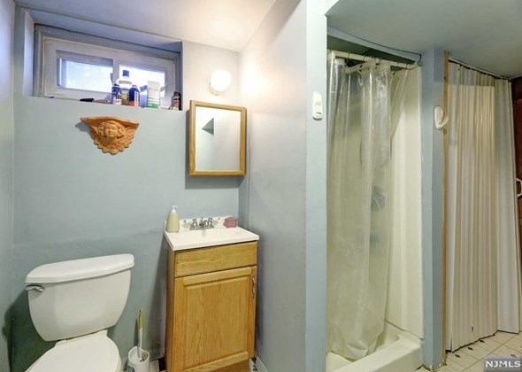 980 Schopmann Dr, Secaucus NJ  07094-4052 exterior