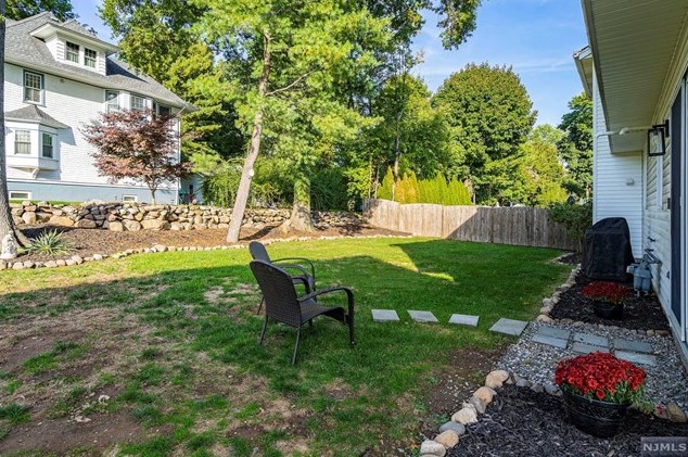 27 Richard Dr, Waldwick NJ  07463-2010 exterior