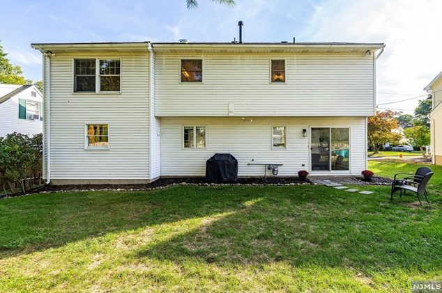 27 Richard Dr, Waldwick NJ  07463-2010 exterior
