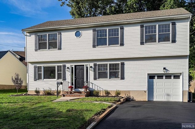 27 Richard Dr, Waldwick NJ  07463-2010 exterior