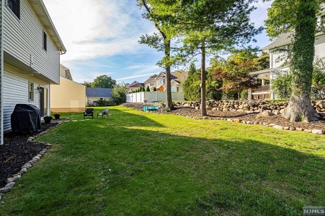 27 Richard Dr, Waldwick NJ  07463-2010 exterior