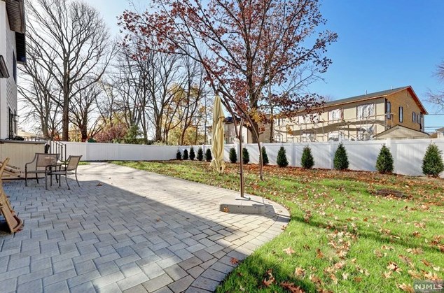 154 Spring Ln, Paramus NJ  07652-5302 exterior