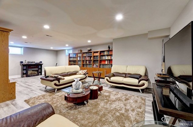 154 Spring Ln, Paramus NJ  07652-5302 exterior