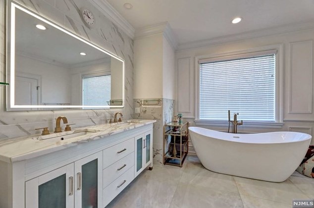 154 Spring Ln, Paramus NJ  07652-5302 exterior