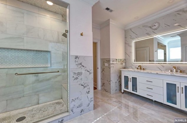 154 Spring Ln, Paramus NJ  07652-5302 exterior