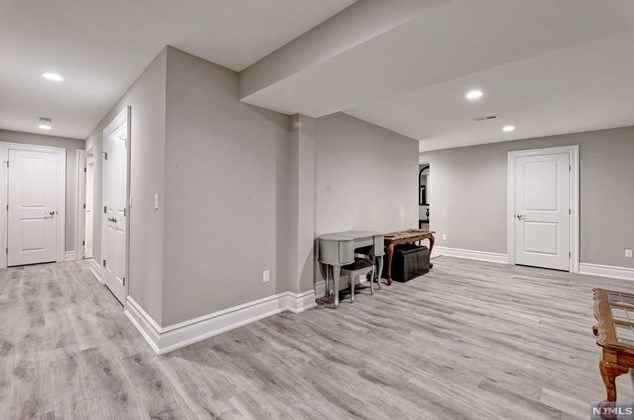 154 Spring Ln, Paramus NJ  07652-5302 exterior