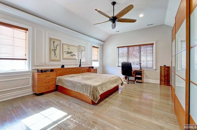 154 Spring Ln, Paramus NJ  07652-5302 exterior