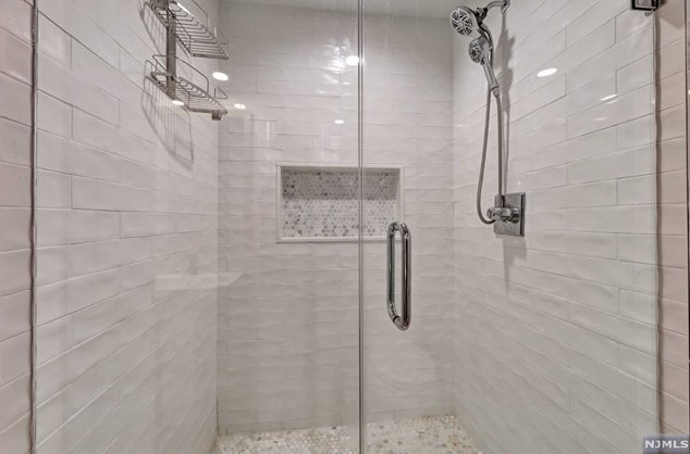 154 Spring Ln, Paramus NJ  07652-5302 exterior