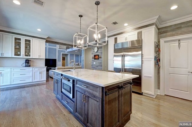 154 Spring Ln, Paramus NJ  07652-5302 exterior