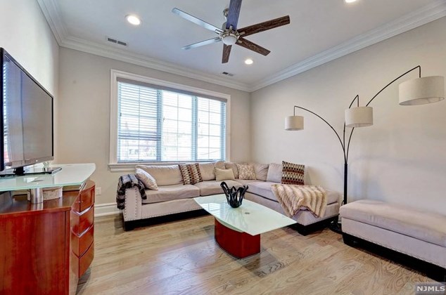154 Spring Ln, Paramus NJ  07652-5302 exterior