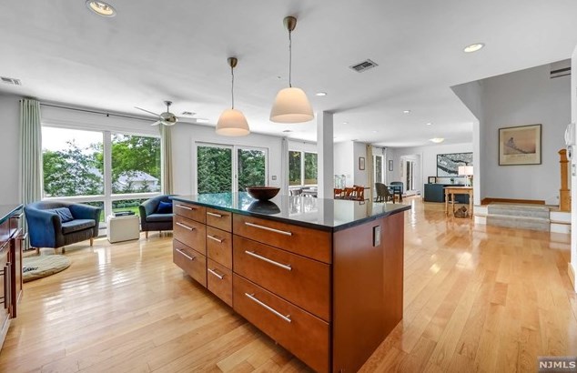 284 Martom Rd, Wyckoff NJ  07481-2404 exterior