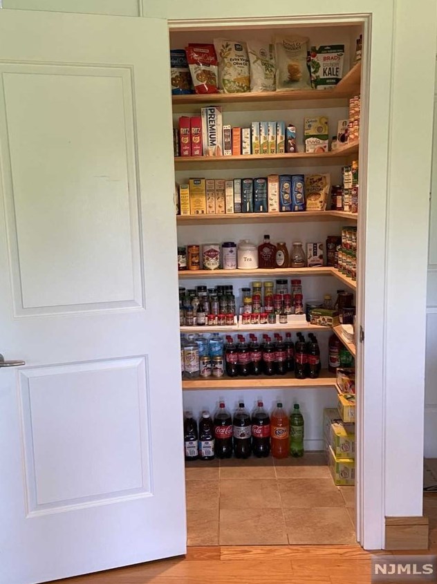 284 Martom Rd, Wyckoff NJ  07481-2404 exterior