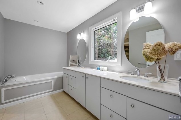 284 Martom Rd, Wyckoff NJ  07481-2404 exterior