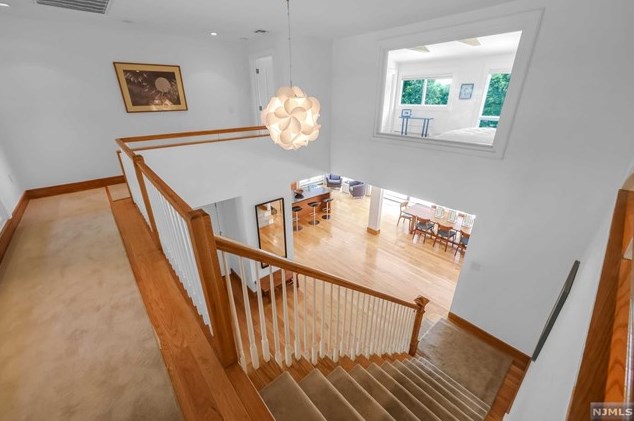 284 Martom Rd, Wyckoff NJ  07481-2404 exterior