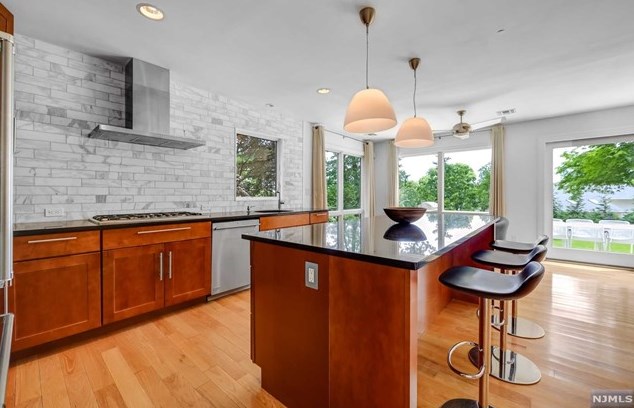 284 Martom Rd, Wyckoff NJ  07481-2404 exterior