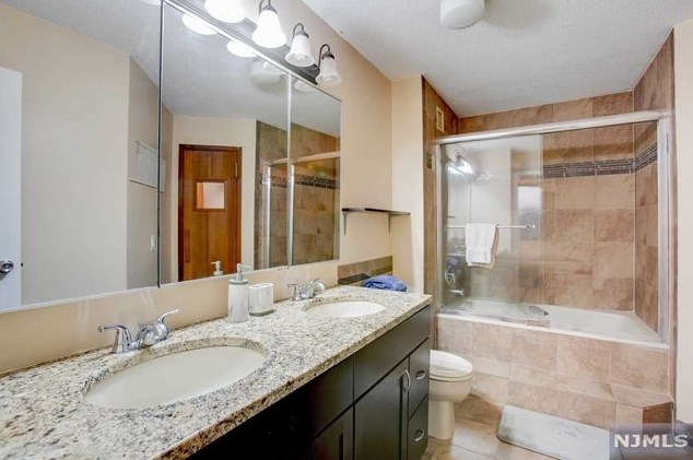 222 Harmon Cove Tower, Secaucus NJ  07094-1729 exterior
