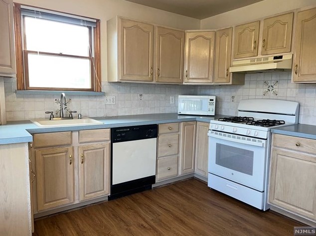 102 Scoles Ave, Clifton NJ  07012-1120 exterior