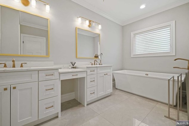 247 Wedgewood Dr, Paramus NJ  07652-3318 exterior