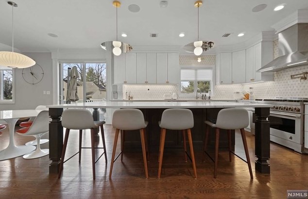 247 Wedgewood Dr, Paramus NJ  07652-3318 exterior