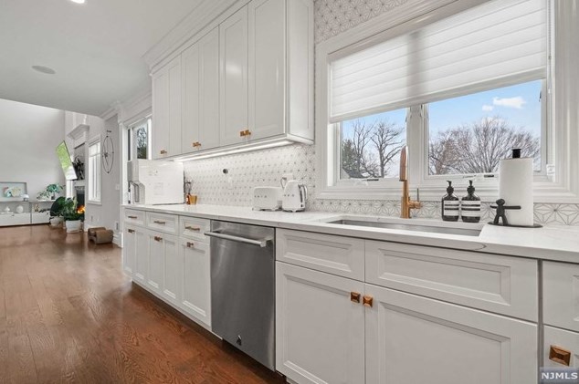 247 Wedgewood Dr, Paramus NJ  07652-3318 exterior
