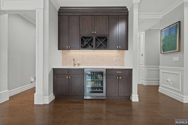 247 Wedgewood Dr, Paramus NJ  07652-3318 exterior