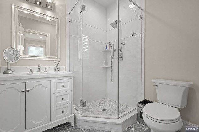 247 Wedgewood Dr, Paramus NJ  07652-3318 exterior