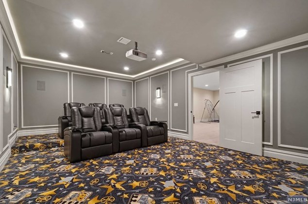 247 Wedgewood Dr, Paramus NJ  07652-3318 exterior