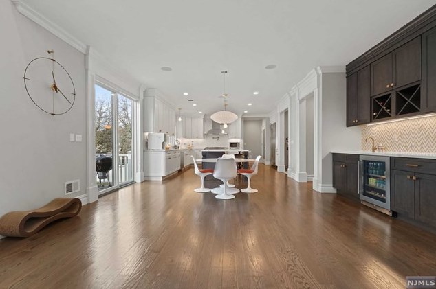 247 Wedgewood Dr, Paramus NJ  07652-3318 exterior