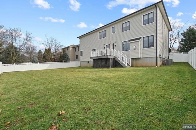 247 Wedgewood Dr, Paramus NJ  07652-3318 exterior