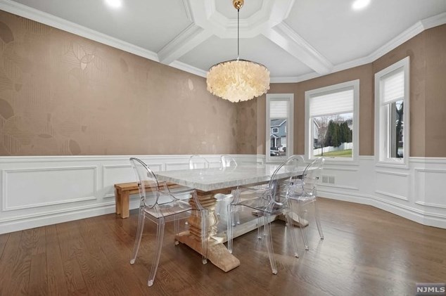 247 Wedgewood Dr, Paramus NJ  07652-3318 exterior