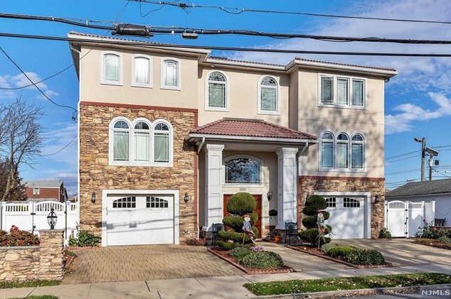 251 Sanford Ave, Lyndhurst NJ  07071-3009 exterior