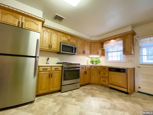 44 Hobart Ave, Rutherford NJ  07070-1408 exterior