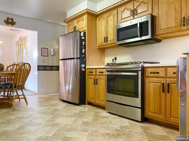 44 Hobart Ave, Rutherford NJ  07070-1408 exterior