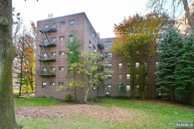 420 Park Pl, West Fort Lee NJ  07024-3703 exterior