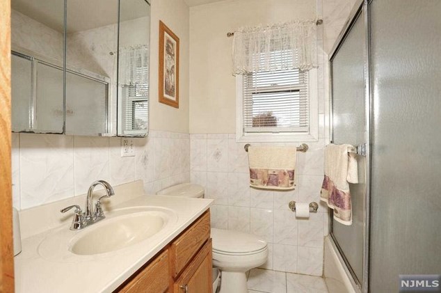 197 Lincoln Ave, Elmwood Park NJ  07407-2301 exterior