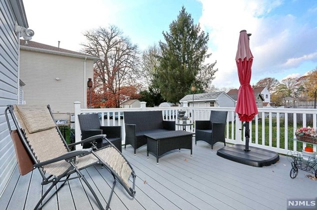 197 Lincoln Ave, Elmwood Park NJ  07407-2301 exterior