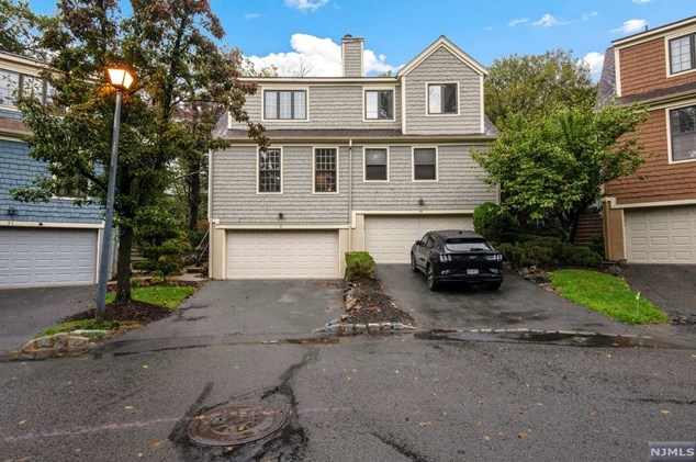 35 Nuthatcher Ct, Wayne NJ  07470-8421 exterior