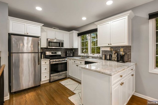 35 Nuthatcher Ct, Wayne NJ  07470-8421 exterior