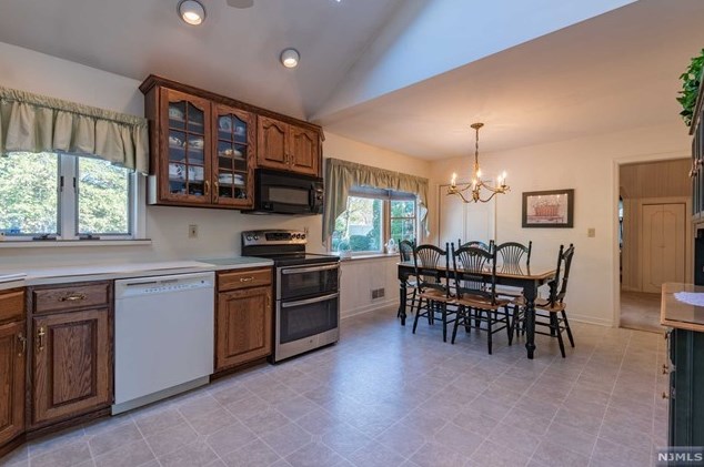 91 Azalea St, Paramus NJ  07652-1946 exterior