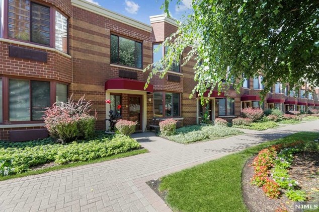 100 Old Palisade Rd, West Fort Lee NJ  07024-7064 exterior