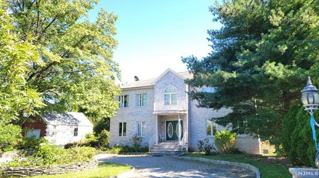 92 Forest Ave, Paramus NJ  07652-5214 exterior