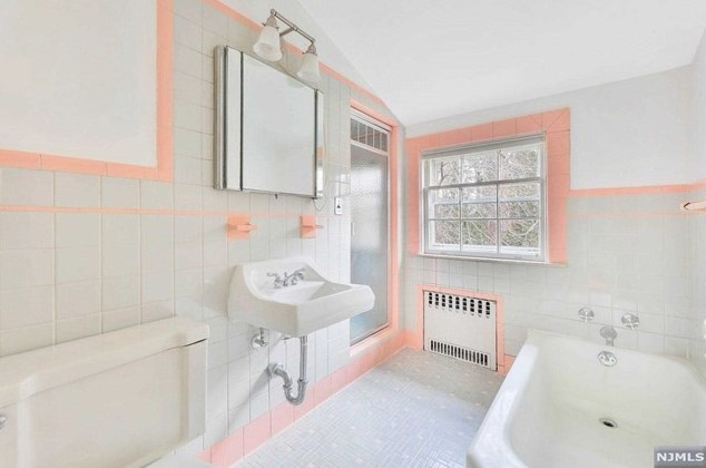 125 Hudson Ave, Tenafly NJ 07670-1039 exterior