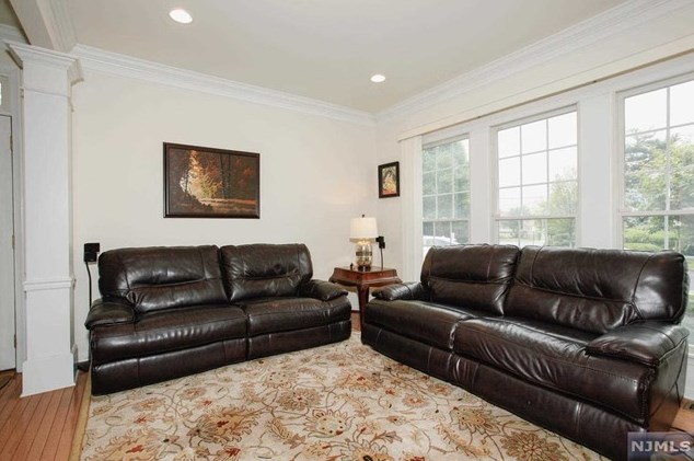 59 Thistle Dr, Paramus NJ  07652-1354 exterior