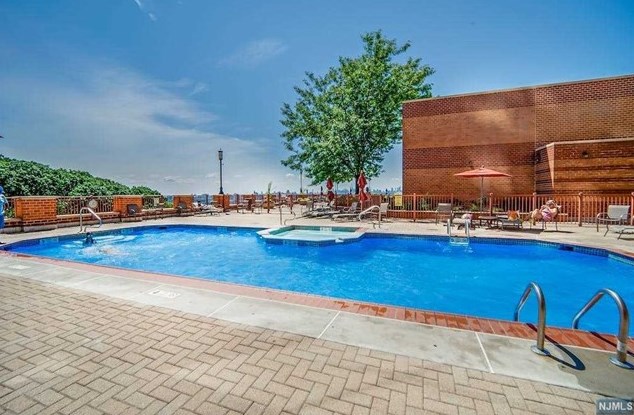 100 Old Palisade Rd, West Fort Lee NJ  07024-7064 exterior